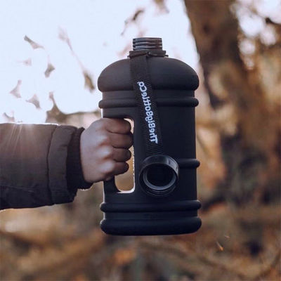 Bleiben Sie hydratisiert mit unserer 2,2-Liter-Wasserflasche ohne BPA und Lebensmittelqualität