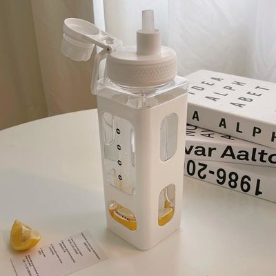 Fitnessstudio-fertige Kawaii-Wasserflasche mit 3D-Aufkleber 700 ml / 900 ml Plastik Reisemilch Portable