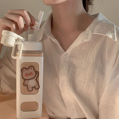 Fitnessstudio-fertige Kawaii-Wasserflasche mit 3D-Aufkleber 700 ml / 900 ml Plastik Reisemilch Portable