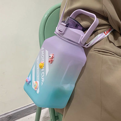 Zurück in die Schule Isolierte Wasserflasche mit Zeitmarker und Stroh