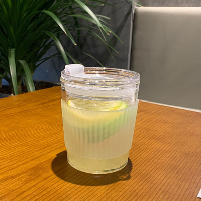 Durchsichtige klare 350 ml Glassaft Kaffeemilchbecher mit Streu und Silikonhüllen