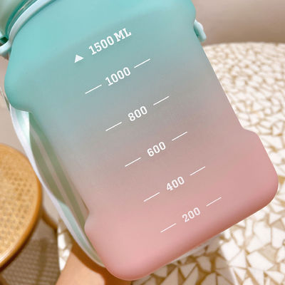 Zurück in die Schule Isolierte Wasserflasche mit Zeitmarker und Stroh