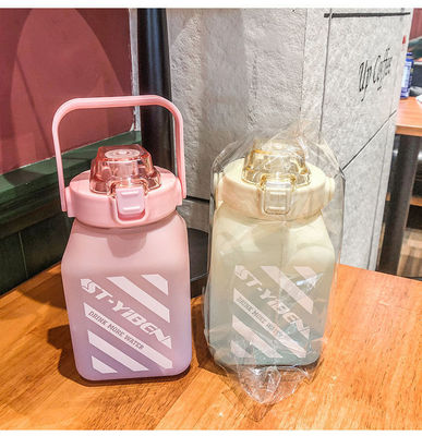 Zurück in die Schule Isolierte Wasserflasche mit Zeitmarker und Stroh