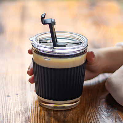 Kaffeehügel Tragbare weibliche Begleitung Kalte Milch Teeglas mit Griff und Strohdeckel