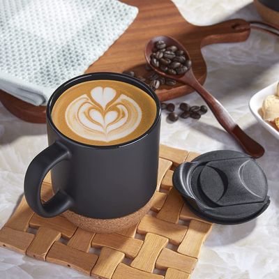 Große Kaffeetasse mit Handgriff Minimalist Stil Isolierter Kork Boden Spritzsicherung Deckel